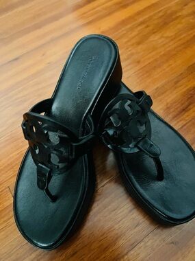 Tory Burch  iconic sandal..size 7 great condition